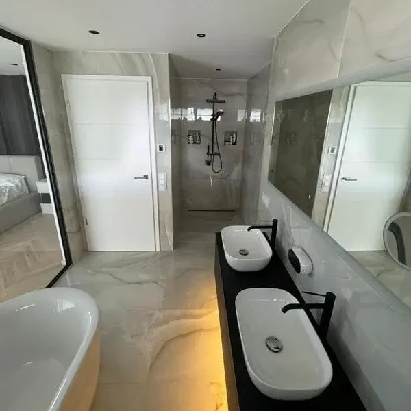 Bodenebene Dusche in modernem Badezimmer